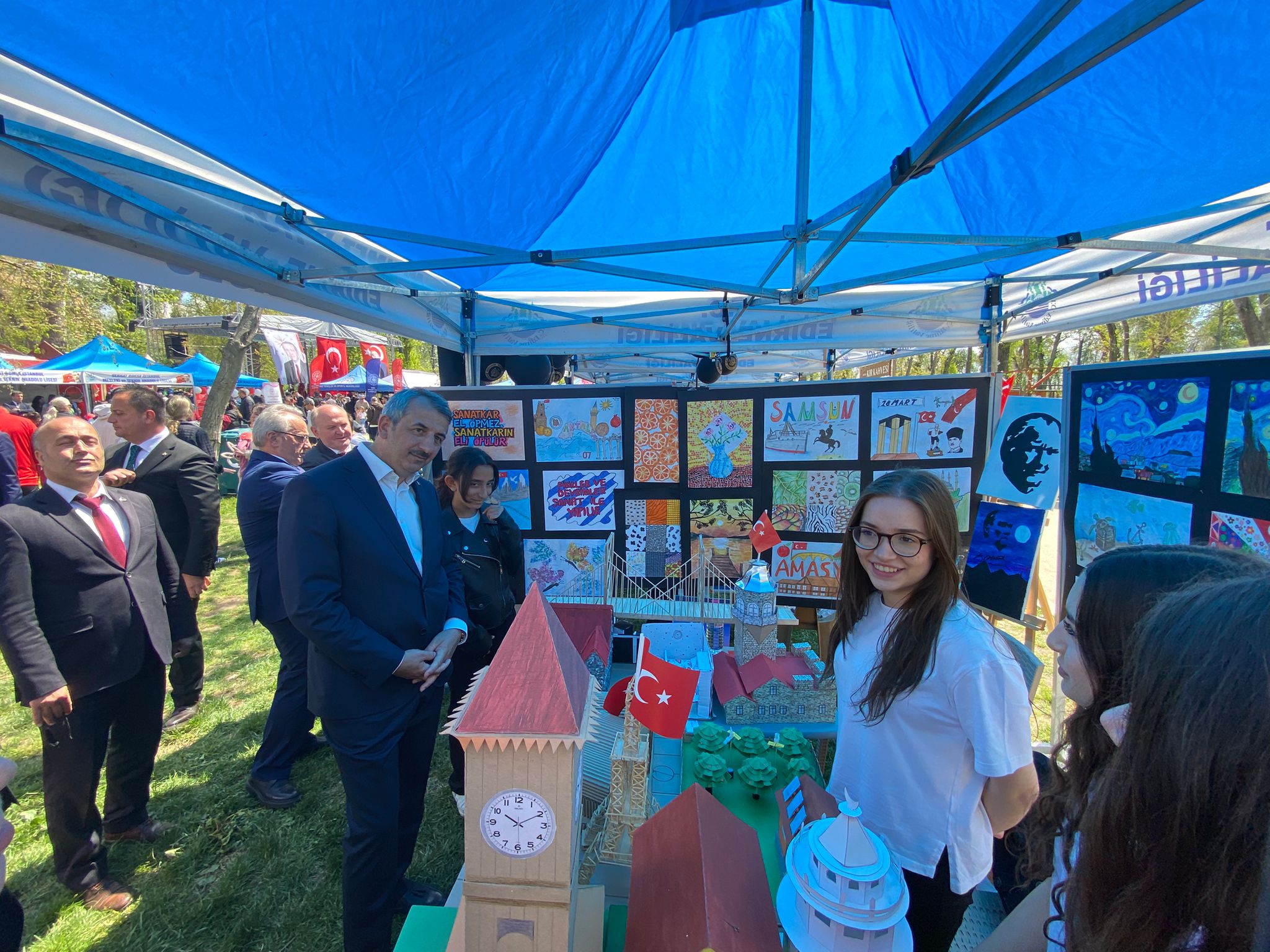 Edirne'de 'Balkan Çocuk Şenliği' kapsamında Söğütlük Millet Bahçesi'nde 6 farklı Balkan Ülkesi'nden gelen halk oyunları ekipleri gösteri sundu.